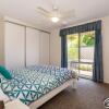 Отель Comfy Ground Floor Unit opposite waterfront! Welsby Pde, Bongaree, фото 2