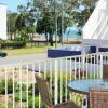 Отель Spacious unit with views of Pumicestone - Wattle Ave, Bongaree, фото 3