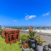 Отель Modern Apartment Short Walk to SkyTower, фото 4