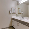 Отель Walk to Beach 2-bdrm w/ Pool, Gym, Rooftop Lounge, фото 22