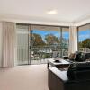 Отель Spectacular Unit Overlooking Pumicestone Passage - Welsby Pde, Bongaree, фото 1