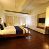 Отель OYO Premium Thaltej Cross Road SG Highway, фото 1