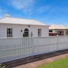 Отель Historic Central Cottage In Warrnambool, фото 1