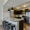 Отель Cheerful Charlotte 1BD 1BA Gym Pool, фото 1
