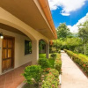 Отель Updated budget condo - Centrally located at 5 minute drive from 4 beaches, фото 9