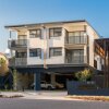 Отель Oxford Steps - Executive 2BR Bulimba Apartment Across from the Park on Oxford St, фото 1