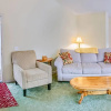 Отель Oak Hideaway Cottage- 1.5 Blocks to OSF, фото 2