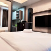 Отель Nice And Elegant Studio At Vida View Makassar Apartment, фото 10