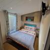 Отель Beautiful 3-bed Caravan at Rockley Park Poole, фото 20