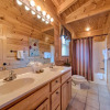 Отель Misty Mountain Hideaway, 3 Bedrooms, Sleeps 10, Pool Access, WiFi, фото 10