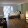 Отель Spacious studio apartment in the heart of Oldham, фото 3