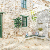 Отель Two Stone Homes, фото 1
