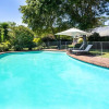 Отель Beautiful 2 bed cottage along Constantia Wine route with pool, фото 15