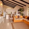 Отель West We Go by Blue Sky Luxury в Хоултауне