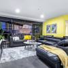 Отель Low floor - Sleeps 8 - Circle on Cavill - Wow Stay, фото 6