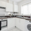 Отель Lovely 2-bed House With 2 Bathrooms in Dartford, фото 2