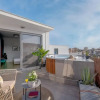 Отель Topfloor Getaway Balcony&hot Tub+acropolis View, фото 7