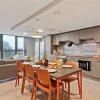 Отель Central Modern Apartment With Fast Wifi Sleeps 6, фото 8