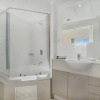 Отель Hinterland Luxury - 1 Bedroom Hinterland View Apt, фото 6