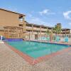 Отель Red Roof Inn Plus+ Galveston - Beachfront, фото 15
