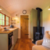 Отель Red Kite Retreat - Allium - Shepherds Hut 2, фото 2