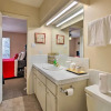 Отель Quiet Rental w/ Balcony: 14 Mi to Downtown Houston, фото 9