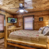 Отель Gatlinburg Enchantment - 3br - 3ba Sleeps 10! 3 Bedroom Cabin, фото 15
