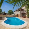 Отель Renovated Holiday Home With Private Pool At 5 Km From The Resort Of Porec And Beach, фото 17