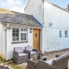 Отель Lovely Period Cottage Sleeps 4 Resting in Torquay, фото 1