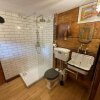 Отель Remarkable Boultons Barn With hot tub в Бови-Трейси
