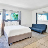 Отель Beachfront Studio Hollywood Boardwalk Parking, фото 28