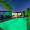 Отель NEW Modern 3 Bedroom 10 Minute Walk to the Beach, фото 20