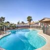 Отель Updated Las Vegas House: Patio & Solar Heated Pool, фото 13