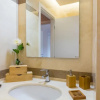 Отель Elegant Flat at Municipio by Napoliapartments, фото 8