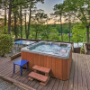 Отель Luxe Hot Springs Lakehouse: Dock, Hot Tub & Kayaks, фото 17