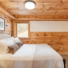 Отель Chestnut by Avantstay Mountain Cabin w/ Treetop Views, Hot Tub & Game Room!, фото 16