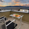 Отель Stunning Apartment Balcony Lake Views SM4, фото 13