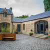 Отель Stunning Edinburgh 1820s stables converted studio, фото 21