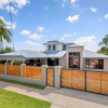 Отель Gold Coast Stunning Waterfront Holiday Retreat, фото 1
