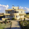 Отель Modern Hilltop Family House W Amazing View, фото 1