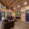 Отель Hawkeye Ridge 3 Bedroom Cabin by Redawning, фото 20