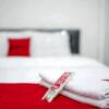 Отель RedDoorz Syariah Near Syamsudin Noor Airport 4, фото 10