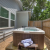Отель The Grove E With Hot Tub & King Bed - 2 Blks to Main, фото 13