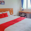 Отель RedDoorz Apartemen @ Grand Sentraland Karawang, фото 2