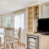 Отель Serene Mobile Home in Hastings Near Smugglers Adventure, фото 19