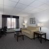 Отель La Quinta Inn Suites Clifton/Rutherford, фото 4
