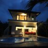 Отель Villa Beranda Kecil, Private Garden, Swimming Pool and Housekeeper in North Bali в Умеаньяре