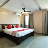 Отель V- Comforts By OYO Rooms, фото 27