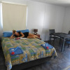 Отель Lazy Lizard Tavern and Caravan Park Cabins, фото 2