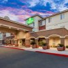 Отель La Quinta Inn & Suites by Wyndham Las Vegas Red Rock в Лас-Вегасе